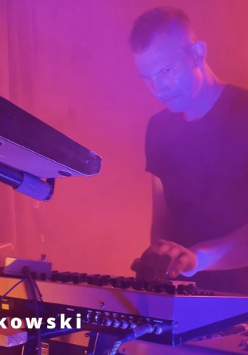 Baner promujący wydarzenie. Nazwa wydarzenia i zdjęcie artysty.