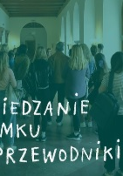 Zdjęcie przedstawia grupę zwiedzających osób. Na fotografię nałożono zielone przezrocze. Na dole napisano białym odręcznymi literami: ZWIEDZANIE ZAMKU Z PRZEWODNIKIEM.