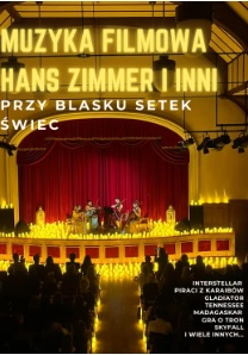 Baner promujący wydarzenie. Nazwa wydarzenia. W tle świece oraz kwartet muzyków na scenie.