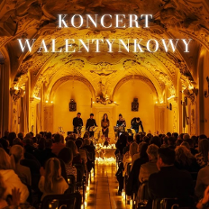 Baner promujący wydarzenie. Nazwa wydarzenia. W tle świece oraz kwartet muzyków na scenie.