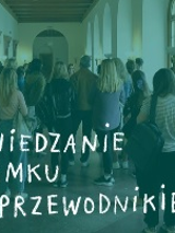 Zdjęcie przedstawia grupę zwiedzających osób. Na fotografię nałożono zielone przezrocze. Na dole napisano białym odręcznymi literami: ZWIEDZANIE ZAMKU Z PRZEWODNIKIEM.