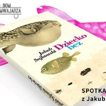 Okładka książki oraz zaproszenie z miejscem i nazwą wydarzenia.