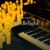 Baner promujący wydarzenie. Nazwa wydarzenia. W tle fortepian i świece.