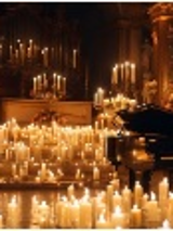 Baner promujący wydarzenie. Nazwa wydarzenia. W tle fortepian i świece.