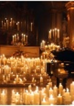 Baner promujący wydarzenie. Nazwa wydarzenia. W tle fortepian i świece.