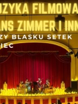 Baner promujący wydarzenie. Nazwa wydarzenia. W tle fortepian i świece.