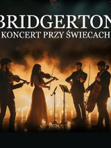 Baner promujący wydarzenie. Nazwa wydarzenia. W tle świece oraz kwartet muzyków na scenie.