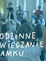 Zdjęcie przedstawia grupę dzieci w czasie zwiedzania Zamku. Na fotografię nałożono niebieskie przezrocze. Na dole napisano białym odręcznymi literami: RODZINNE ZWIEDZANIE ZAMKU.