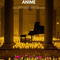 Baner promujący wydarzenie. Nazwa wydarzenia. W tle fortepian i świece.