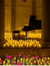 Baner promujący wydarzenie. Nazwa wydarzenia. W tle fortepian, kwiaty i świece.