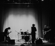 Baner promujący wydarzenie. Nazwa wydarzeania i zdjęcie osób artystycznych.