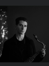 Baner z nazwą wydarzenia. Zdjęcie osoby artystycznej.