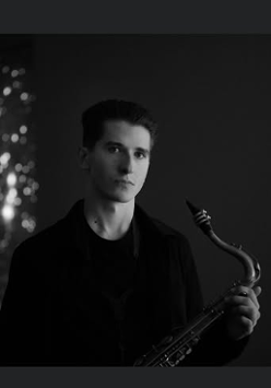 Baner z nazwą wydarzenia. Zdjęcie osoby artystycznej.