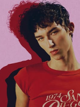 Baner z nazwą wydarzenia. Zdjęcie osoby artystycznej.