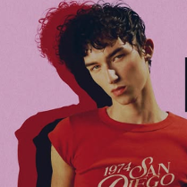 Baner z nazwą wydarzenia. Zdjęcie osoby artystycznej.