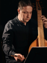 Baner promujący wydarzenie. Nazwa wydarzenia i zdjęcie osoby artystycznej.