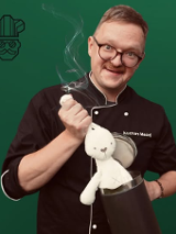 Baner promujący wydarzenie. Nazwa wydarzeania i zdjęcie osoby artystycznej.