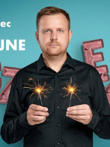 Baner promujący wydarzenie. Nazwa wydarzeania i zdjęcie osoby artystycznej.