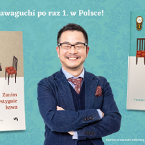 Po środku uśmiechnięty mężczyna w garniturze, a po jego bokach okładki napisanych przez niego książek.