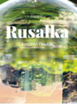 pośrodku szklana kula, wewnątrz odwrócona panorama: na górze zieleń, poniżej zabudowania, pośrodku tytuł spektaklu oraz nazwisko autora