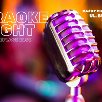 Zdjęcie mikrofonu na statywie. W tle rozmyte światła. Szczegóły dotyczące wydarzenia w treści artykułu.