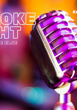 Zdjęcie mikrofonu na statywie. W tle rozmyte światła. Szczegóły dotyczące wydarzenia w treści artykułu.