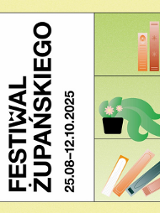 Grafika regału z przewróconymi książkami. Dwie zielone rośliny. Na środku nazwa wydarzenia i data na białym tle.