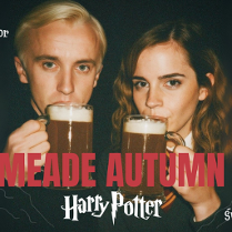 Aktorzy grający w filmie Harry Potter, trzymający kufle z piwem na czarnym tle. Szczegółowe informacje zawarte w treści artykułu.