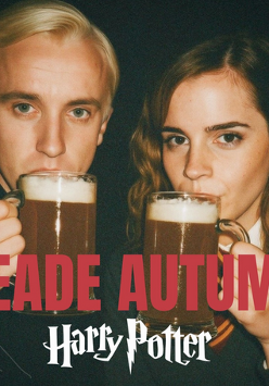 Aktorzy grający w filmie Harry Potter, trzymający kufle z piwem na czarnym tle. Szczegółowe informacje zawarte w treści artykułu.