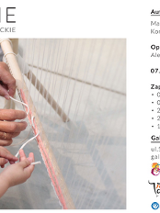 Dłonie dorosłej kobiety i postać małej dziewczynki, które tkają.