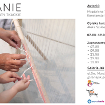 Dłonie dorosłej kobiety i postać małej dziewczynki, które tkają.