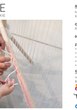 Dłonie dorosłej kobiety i postać małej dziewczynki, które tkają.