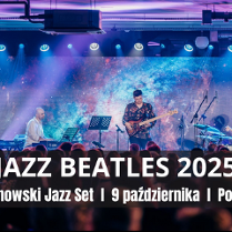 Trzech muzyków występujących na scenie. Na pierwszym planie rozmazana publiczność. W tle, za muzykami grafika kosmosu. Nad nimi reflektory. Szczegółowe informacje na temat wydarzenia zawarte w treści artykułu.