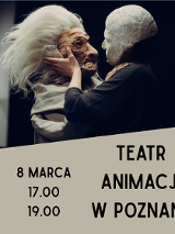 Aktor mający twarz pomalowaną na biało trzyma w dłoniach maskę - twarz starej kobiety z siwymi włosami. Pod zdjęciem informacje o wydarzeniu.