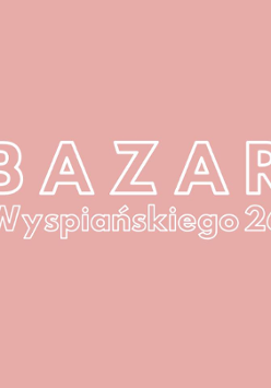 Obrazek przedstawia napis o treści Bazar Wyspiańskiego 26 w kolorze białym, na blado-łososiowym tle.