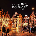 Stary Rynek świątecznie udekorowany. Po prawej choinka, na górze napis "Betlejem Poznańskie 2020".