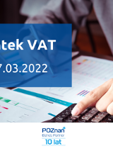 W tle biurko pełne różnych wydruków, z tyły widać mężczyznę liczącego coś na kalkulatorze. Po prawej tytuł szkolenia: Podatek VAT, 15 - 17.03.2022. Na dole logotyp organizatora: Poznań Biznes Partner.