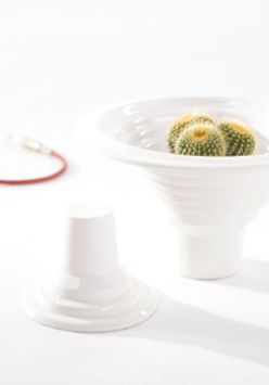 biała donica w kształcie stożka