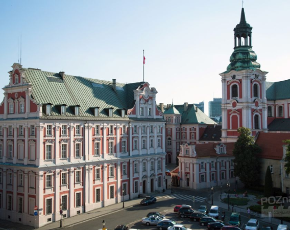 Biało-czerwony budynek UMP przy placu Kolegiackim w Poznaniu.