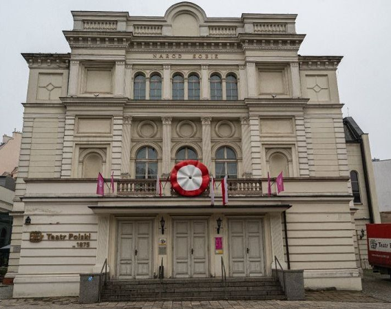 Biały budynek Teatru widziany od frontu.