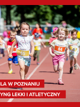 Zdjęcie, dzieci z nurmerami startowymi na koszulkach biegną po stadionie.