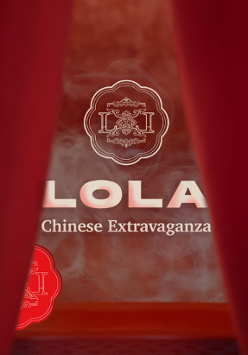 Zza czerwonej kurtyny wyłania się logo klubu i napis "LOLA Chinese Extravaganza".