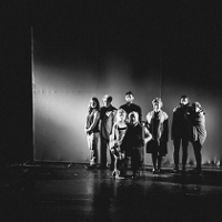 BLISCY NIEZNAJOMI. Za drzwiami