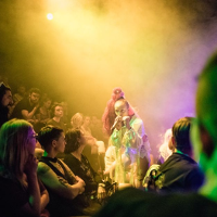 BLISCY NIEZNAJOMI. Zraniony jednorożec