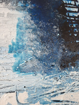 Abstrakcyjna kompozycja w odcieniach błękitu, granatu i bieli, z fakturowaną powierzchnią przypominającą spękaną farbę oraz rozlewające się plamy i drobne, lśniące detale.