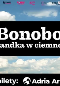 Informacje o spektaklu teatralnym na tle zdjęcia nieba.