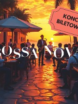 Zdjęcie nadmorskiej uliczki, w tle zachodzące słońce, ludzie siedzą przy stolikach pod parasolami, między nimi stoi artysta grający na saksofonie. Na środku zdjęcia napis Bossa Nova, koncert biletowany.