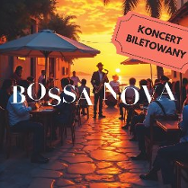 Zdjęcie nadmorskiej uliczki, w tle zachodzące słońce, ludzie siedzą przy stolikach pod parasolami, między nimi stoi artysta grający na saksofonie. Na środku zdjęcia napis Bossa Nova, koncert biletowany.