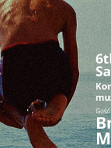 Plakat promuje 6. edycję Poznań SaxEvent, koncertu muzyki klasycznej. Na środku widnieje zdjęcie osoby wykonującej skok do wody z podkurczonymi nogami. Na prawo od zdjęcia znajduje się tekst informujący o wydarzeniu.