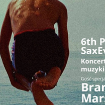 Plakat promuje 6. edycję Poznań SaxEvent, koncertu muzyki klasycznej. Na środku widnieje zdjęcie osoby wykonującej skok do wody z podkurczonymi nogami. Na prawo od zdjęcia znajduje się tekst informujący o wydarzeniu.